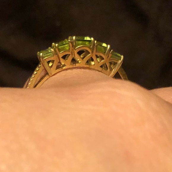 10k yellow gold ring with peridot - Picture 5 of 6